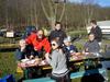 Le repas. Un peu crispés, mais c'est à cause du soleil.