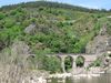 Viaduc de la ligne SNCF longeant la rivière.