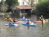 Louis, le moniteur, en kayak bleu et blanc.