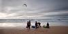 Première séance de kayak surf sur la plage de La Palud, en présence d'un kitesurfeur indigène