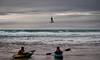 Plage de La Palud : Edouard et Tristan pour leur première séance de surf préfèrent regarder le kitesurfeur indigène que d'écouter leur moniteur