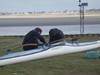 Vincent répare la pirogue de Philippe                        