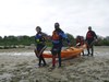 On se salit les pieds qui saliront les bateaux qu'il faudra rincer