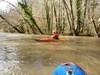 Vincent gelé au milieu d'une rivière en crue