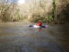 Patrick réchauffé au milieu d'une rivière en crue